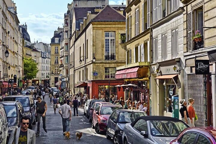Le Marais and Seine River Dinner Cruise with Hotel pick up in Paris- 6 Hrs