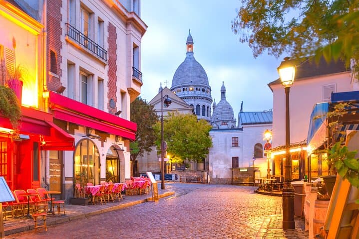 Paris Montmartre Self-Guided Walking Tour and Scavenger Hunt