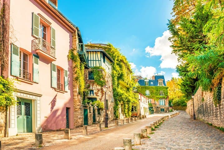Paris Montmartre Self-Guided Walking Tour and Scavenger Hunt