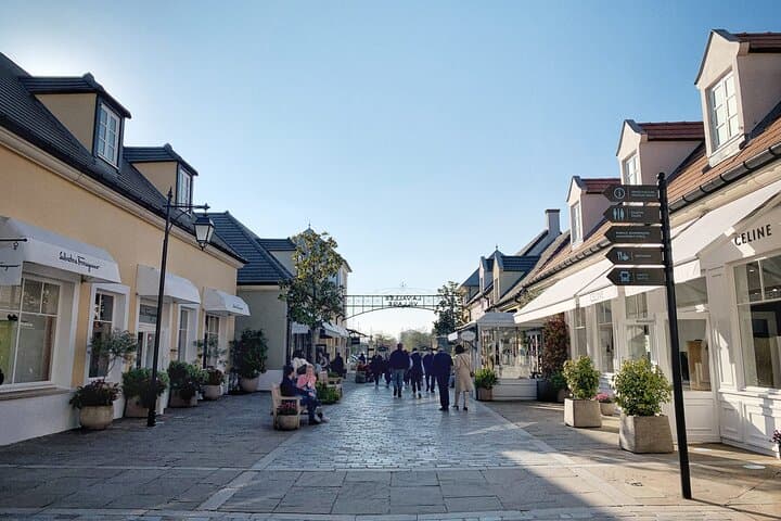 Private Tour in Le Marais district and Vallée Village