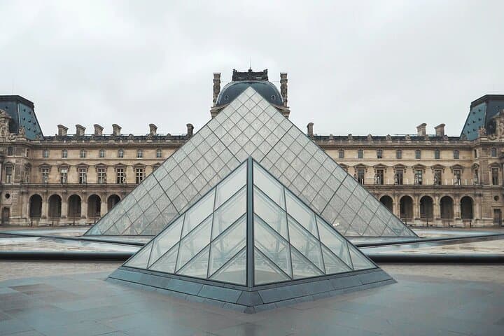 8 hours Paris City Tour with Louvre, Galeries Lafayette and Lunch cruise