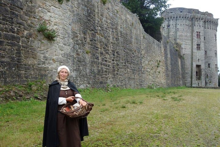 Unusual guided tour of Dinan immersed in the Middle Ages
