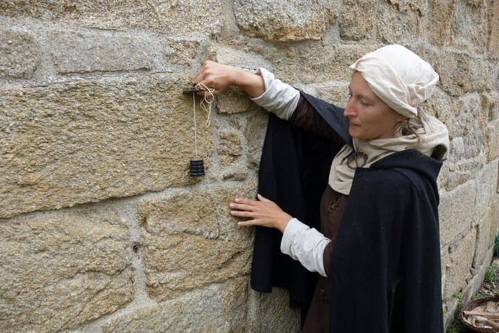 Unusual guided tour of Dinan immersed in the Middle Ages
