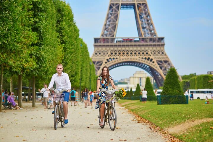 Bike Tour of Paris Old Town, Top Attractions and Nature