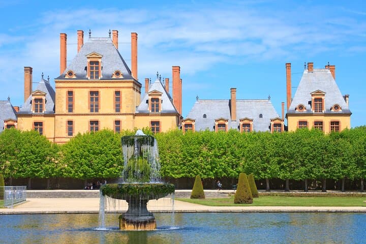 Skip-the-line Château de Fontainebleau from Paris by Car