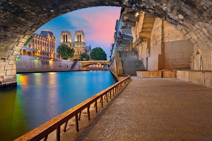 Paris Scavenger Hunt & Highlights Self-Guided Walking Tour