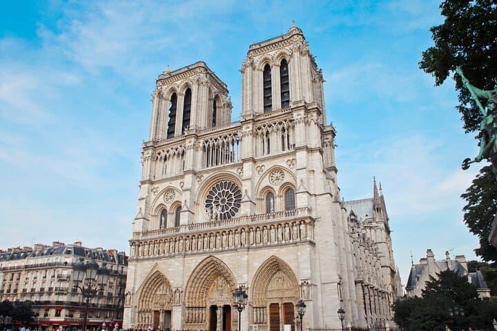 Paris Scavenger Hunt & Highlights Self-Guided Walking Tour