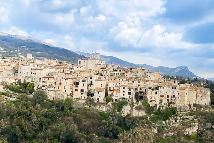 Tourettes sur loup perched village