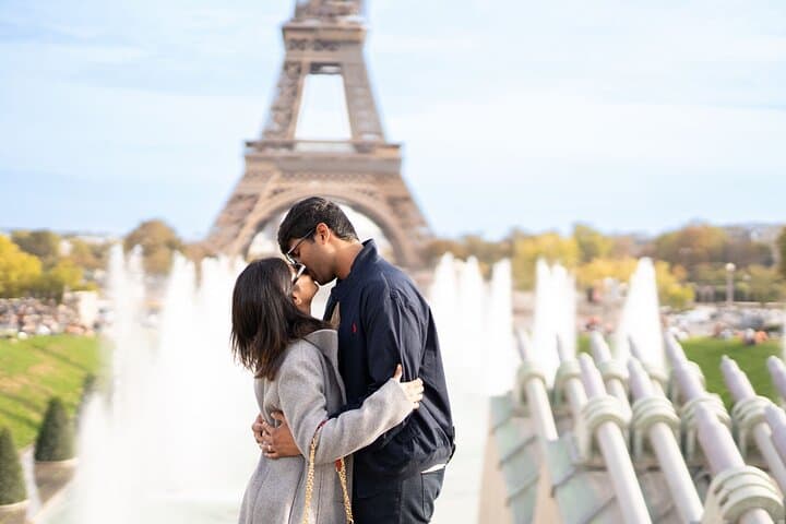 Professional Eiffel Tower Photo Tour with VOGUE Photographer