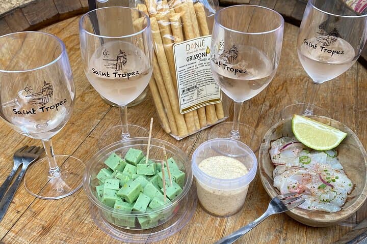 To begin with ! 
Charcuterie, cheese, poutargue, sea bream ceviche, shrimps, oysters,... choose your tasting !