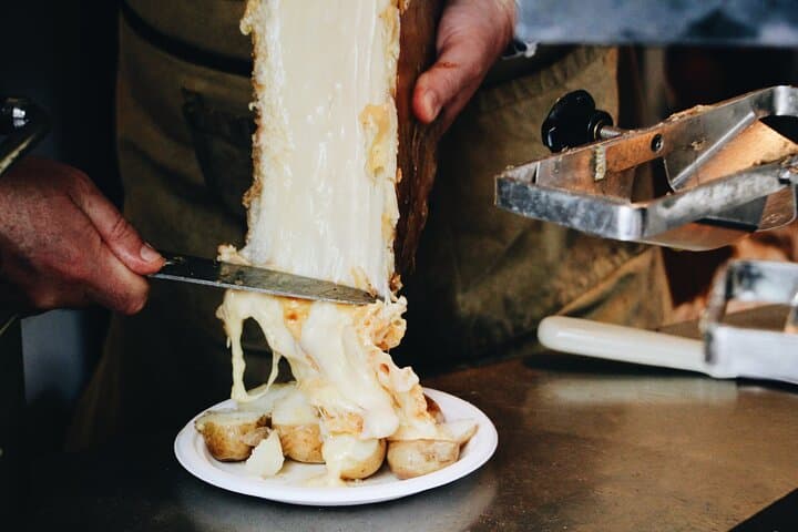 Enjoy a raclette in Paris during christmas holidays