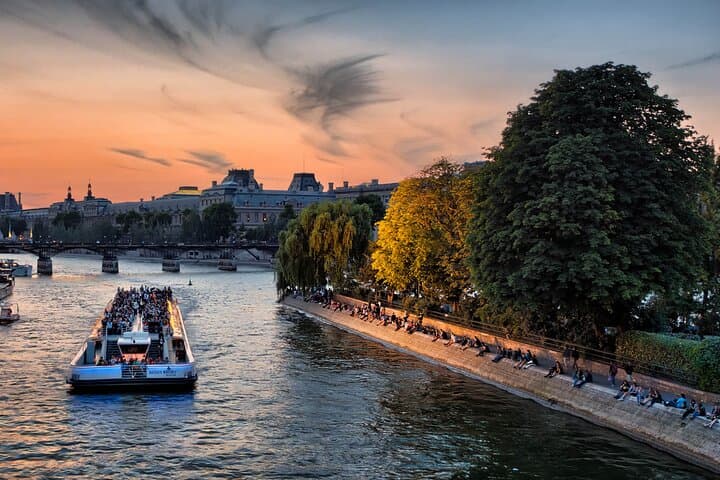 Wait for the sunset under the bridges of Paris