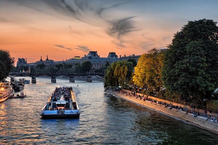 Paris Guided Day Tour with Cruise and Professional Photoshoot