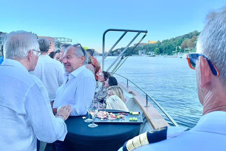 Two terraces: at the front and at the back of the boat