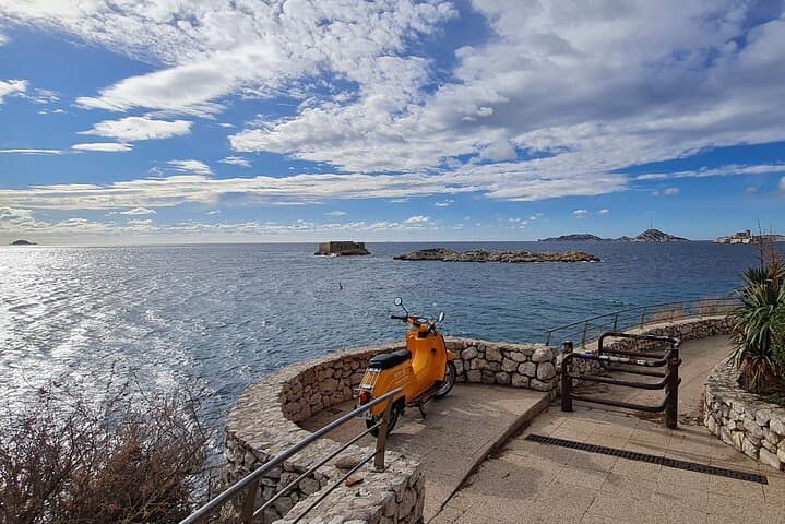 E-motorbike virtual guided tour in Marseille