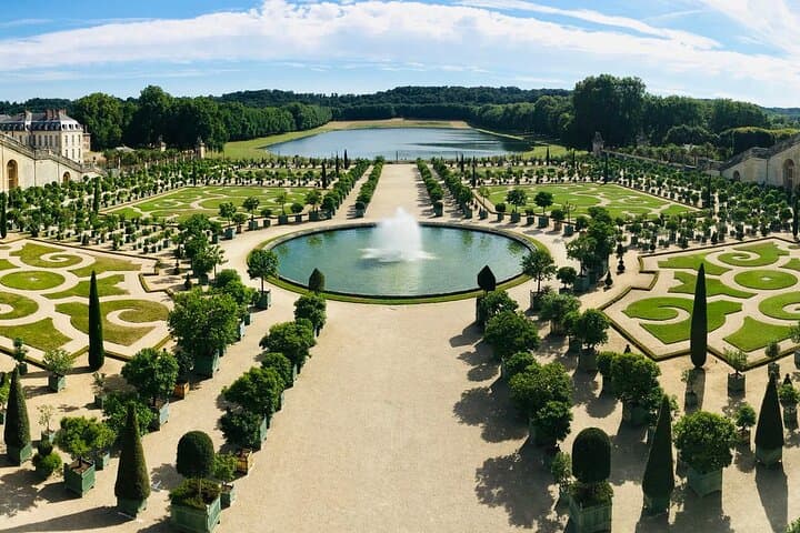 Paris Private Vintage Car Tour with Versailles and Hotel pick up & drop-off