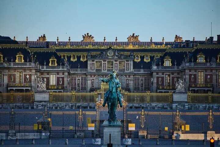 Paris Private Vintage Car Tour with Versailles and Hotel pick up & drop-off