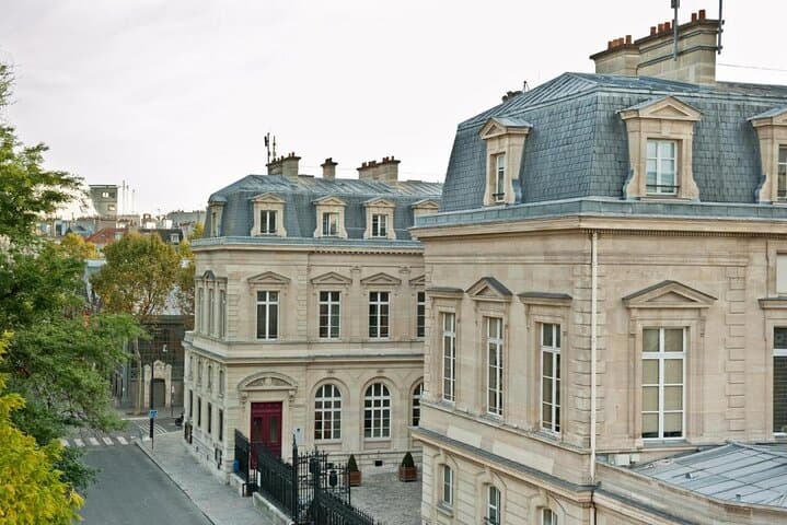 5 hours Tour at Marais and Montmartre in Paris with Wine Tasting