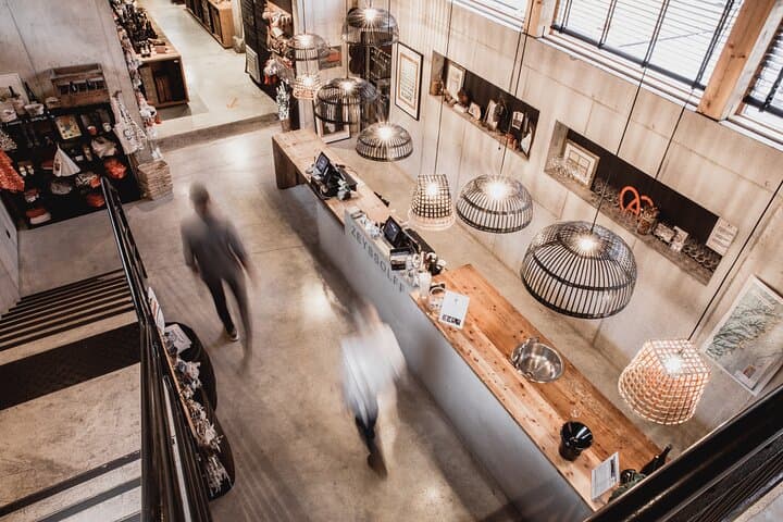 Immersive-tasting winery visit and gourmet wine (tea time).