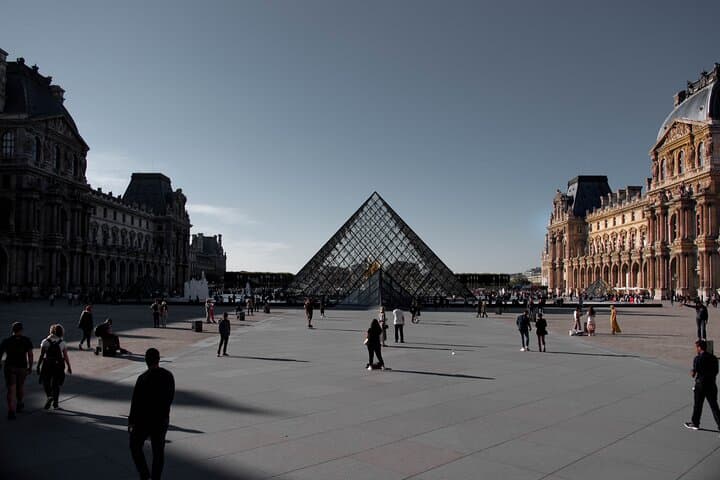 Movie Lovers' Paris walk with a Local