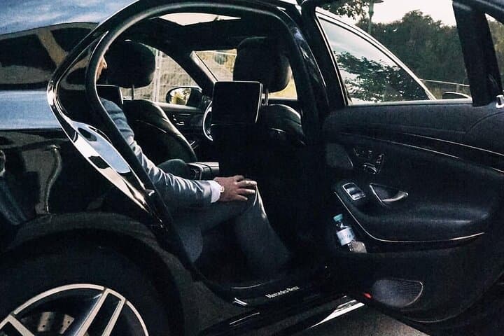 Departure Transfer: Bordeaux to Airport BOD by Business Car