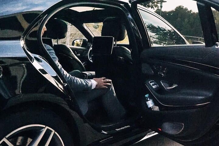 Arrival Transfer: Airport BOD to Bordeaux by Business Car