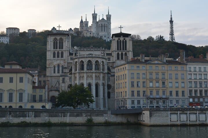 Private Transfer From Marseille To Lyon With a 2 Hour Stop