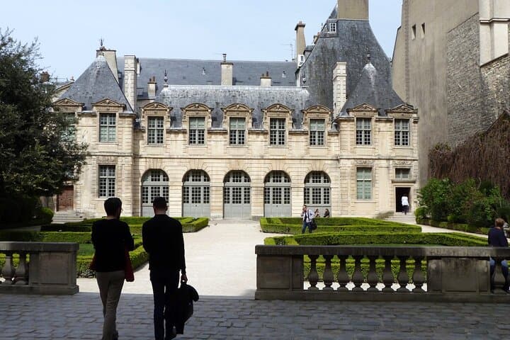 Le Marais with Metro and Indian Meal in Paris with Wine Tasting