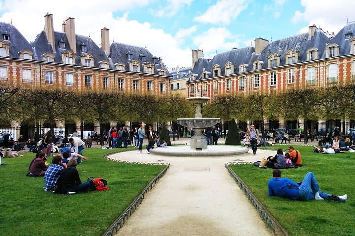 Le Marais with Metro and Indian Meal in Paris with Wine Tasting