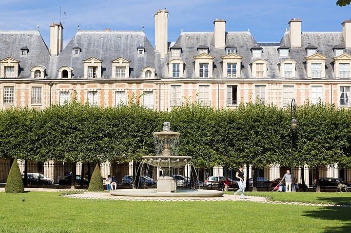 Le Marais with Metro and Indian Meal in Paris with Wine Tasting