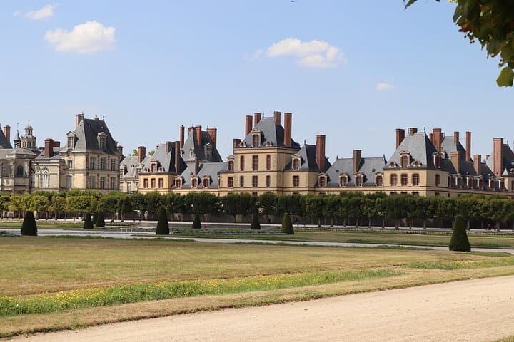 Tour of Chateaux of Fontainebleau and Vaux le Vicomte from Paris