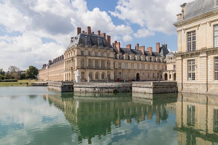 Tour of Chateaux of Fontainebleau and Vaux le Vicomte from Paris