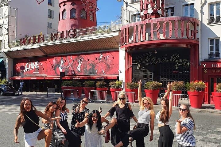 A short passage possible at the Moulin Rouge, before going to get lost on the heights of Montmartre and the Sacred Heart.