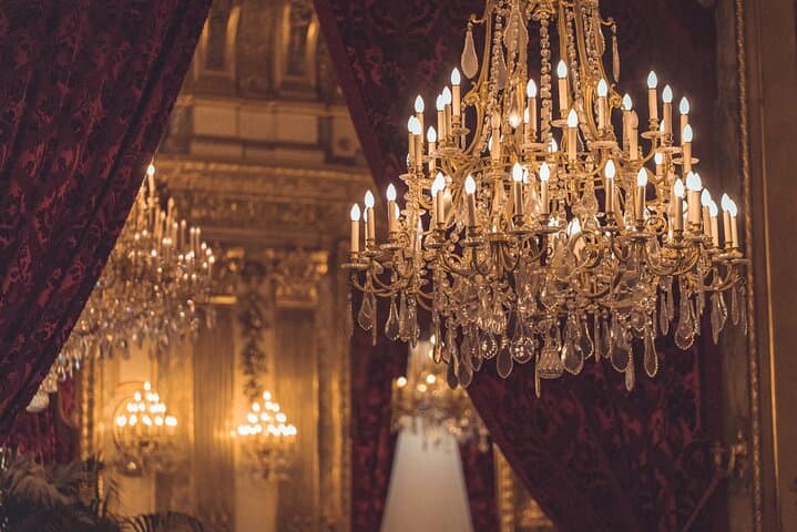 Private Walking Tour with Louvre Museum & Tuileries with Pickup