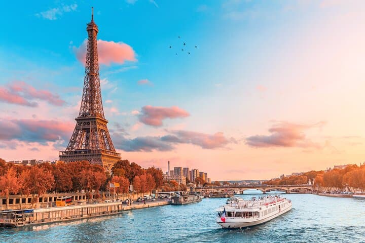 Walking Tour of Paris Old Town and Seine River Cruise