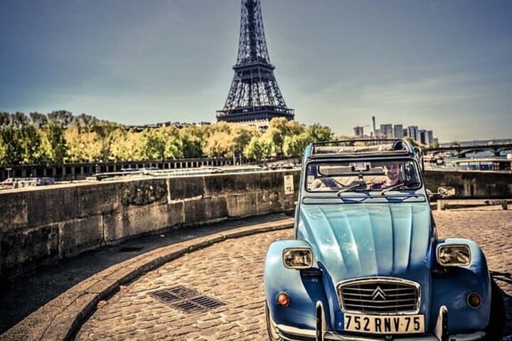Explore Paris in a classic Citroën 2CV – private guided tour through iconic landmarks, hidden gems & Parisian charm. #Paris2CV #ClassicCarTour #ParisSightseeing #VintageParis