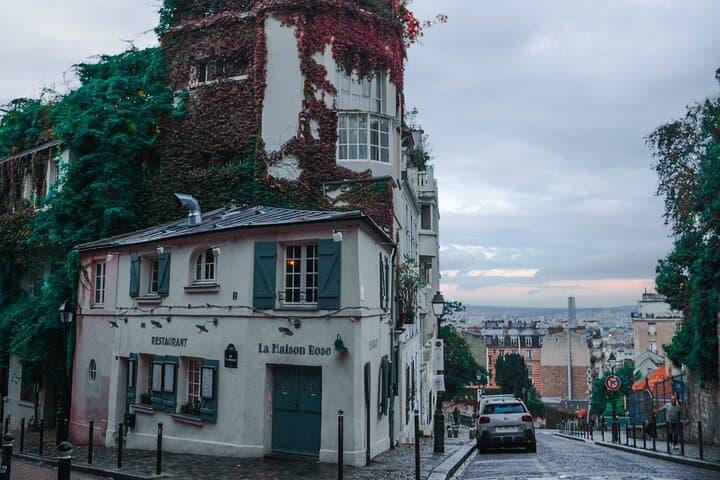 2-hour Walking Tour Through The Charms of Montmartre