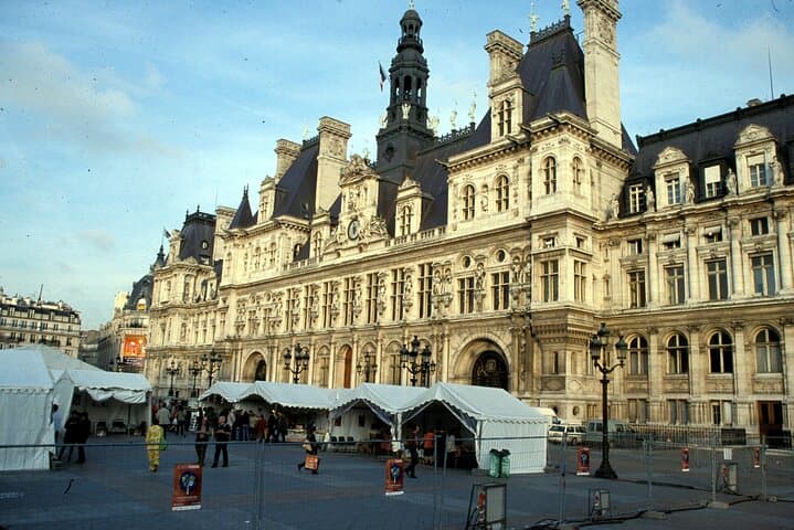 Le Marais and Dinner Cruise with CDG pick up in Paris- 6 Hrs