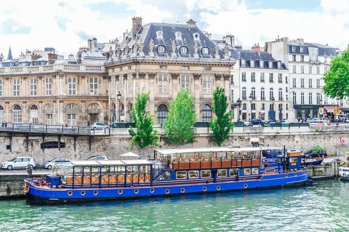 3 Hour Private Tour Throughout the Le Marais with CDG Transfer