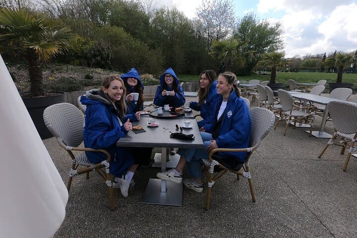 A break for the girls. Coffee, chocolate, cookies.
A break for the girls. Coffee, chocolate, cookies.