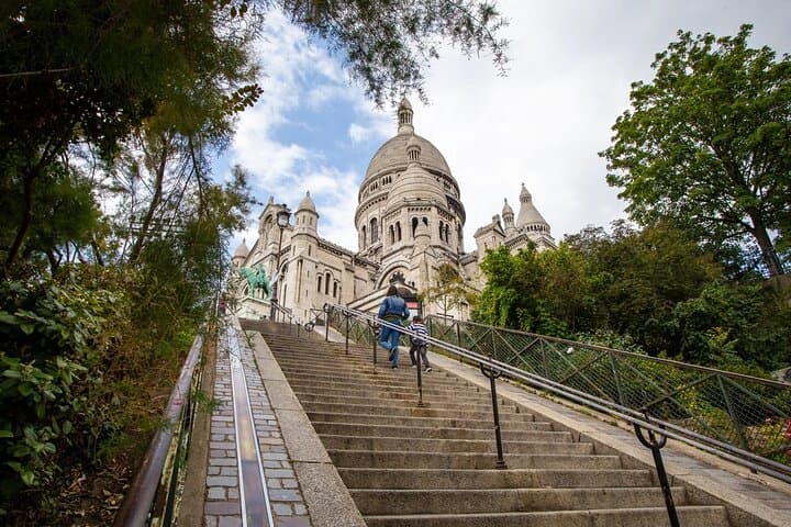 CDG Transfers and Private Tour of Marais & Montmartre