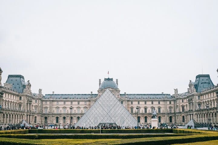 Paris Small Group Tour with Beauvais–Tillé Airport Transfer