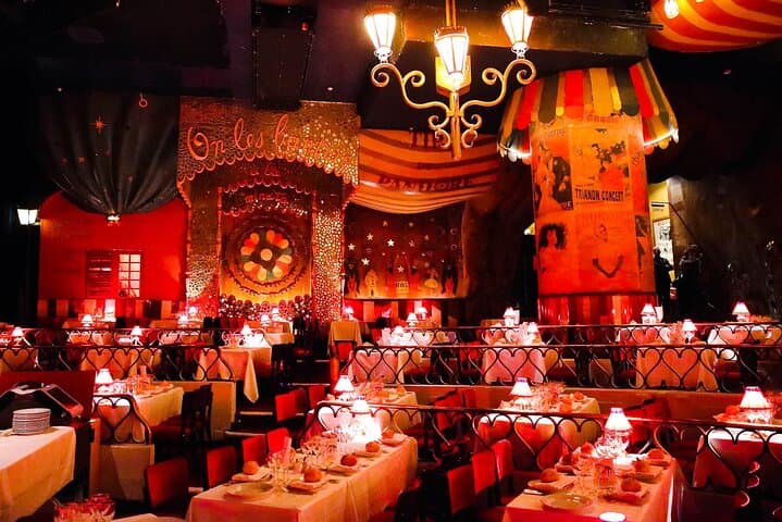 Half Day Paris Tour in Vintage Car & Moulin Rouge