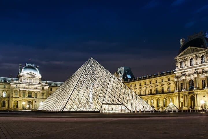 Private Audio Guided Walking Tour in Paris