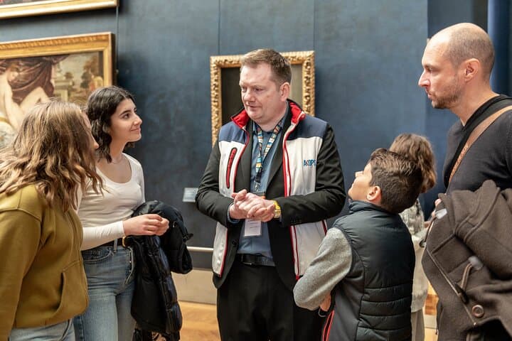 Louvre Family Tour: Private Kids-Friendly Museum Experience
