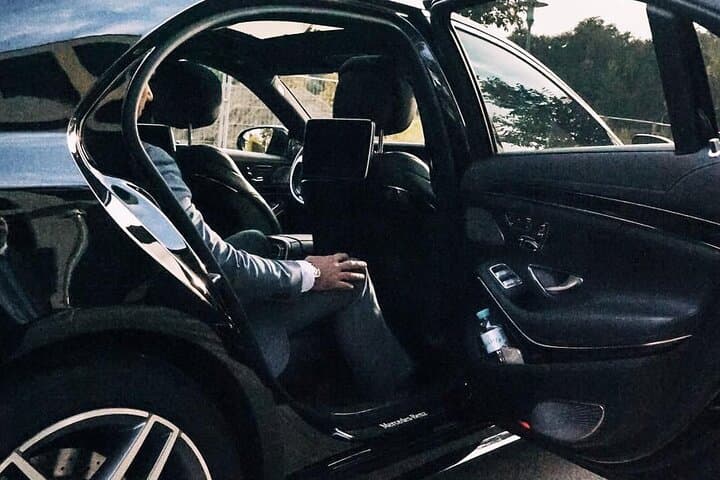 Departure Transfer: Marseille to MRS Airport in Business Car