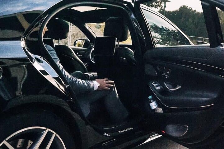 Private Transfer: Lyon Airport LYS to Lyon City by Business Car