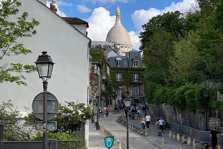 A walk in the heart of the “village” Montmartre, between cobblestone streets, artists’ studios and timeless charm.