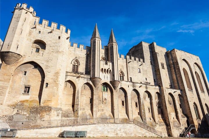 Avignon Self-Guided City Walking Tour & Scavenger Hunt