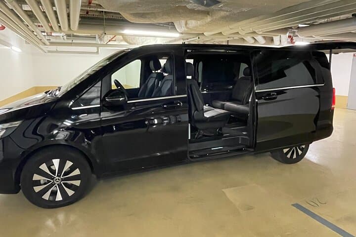 Luxury Transfer Paris Beauvais Airport BVA to ==> Paris